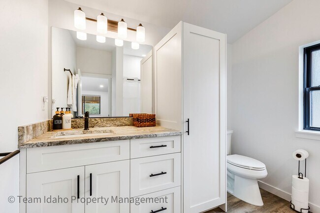 Building Photo - Fully furnished and stocked Single Level H...