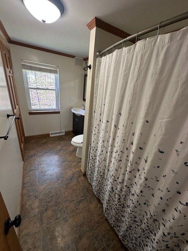 Building Photo - Charming 2BD/1BA Townhome in Burlington’s New North End