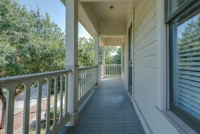 Building Photo - 2624 Thomas Ave