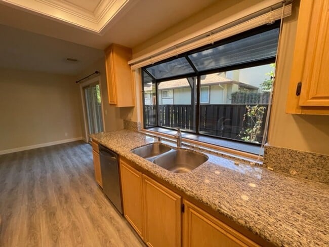 Building Photo - Updated 3 bedroom, 2.5 bath, 2 story townh...