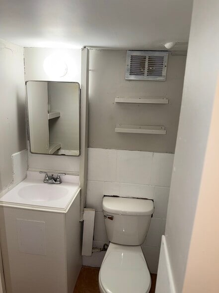 Bathroom - 611 S Hawthorne Ave