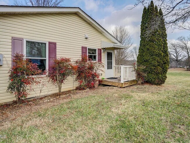 Building Photo - 2 Bed, 1 Bath, .77 Acres - House