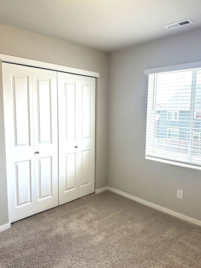 Building Photo - Puyallup - Beautiful 4 bedroom, 2.5 bath home! Available Now!