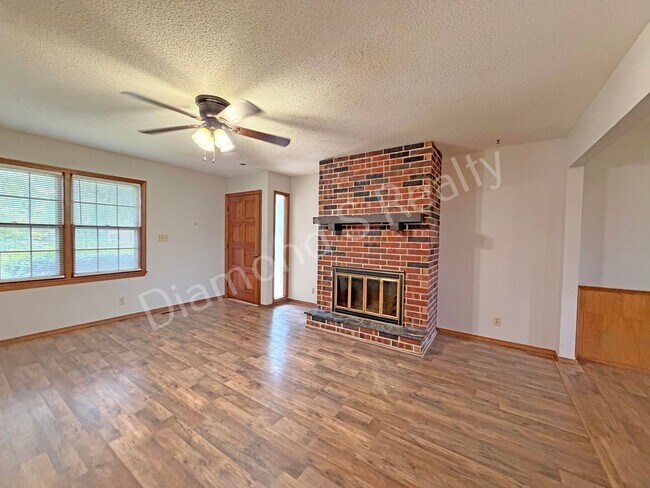 Building Photo - 523 W Swan St