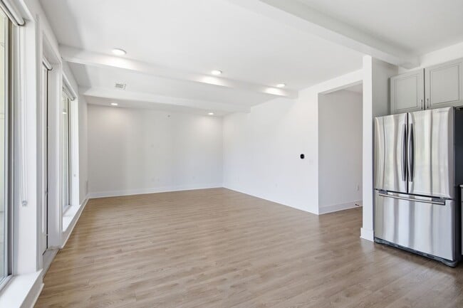 Building Photo - Beautiful 2 bedroom, 2 bathroom home in Gated Sunset Valley Community!!!