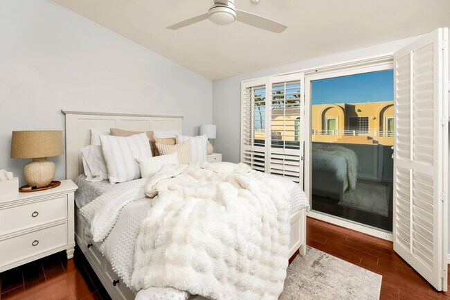 Building Photo - 2949 Ocean Front Walk