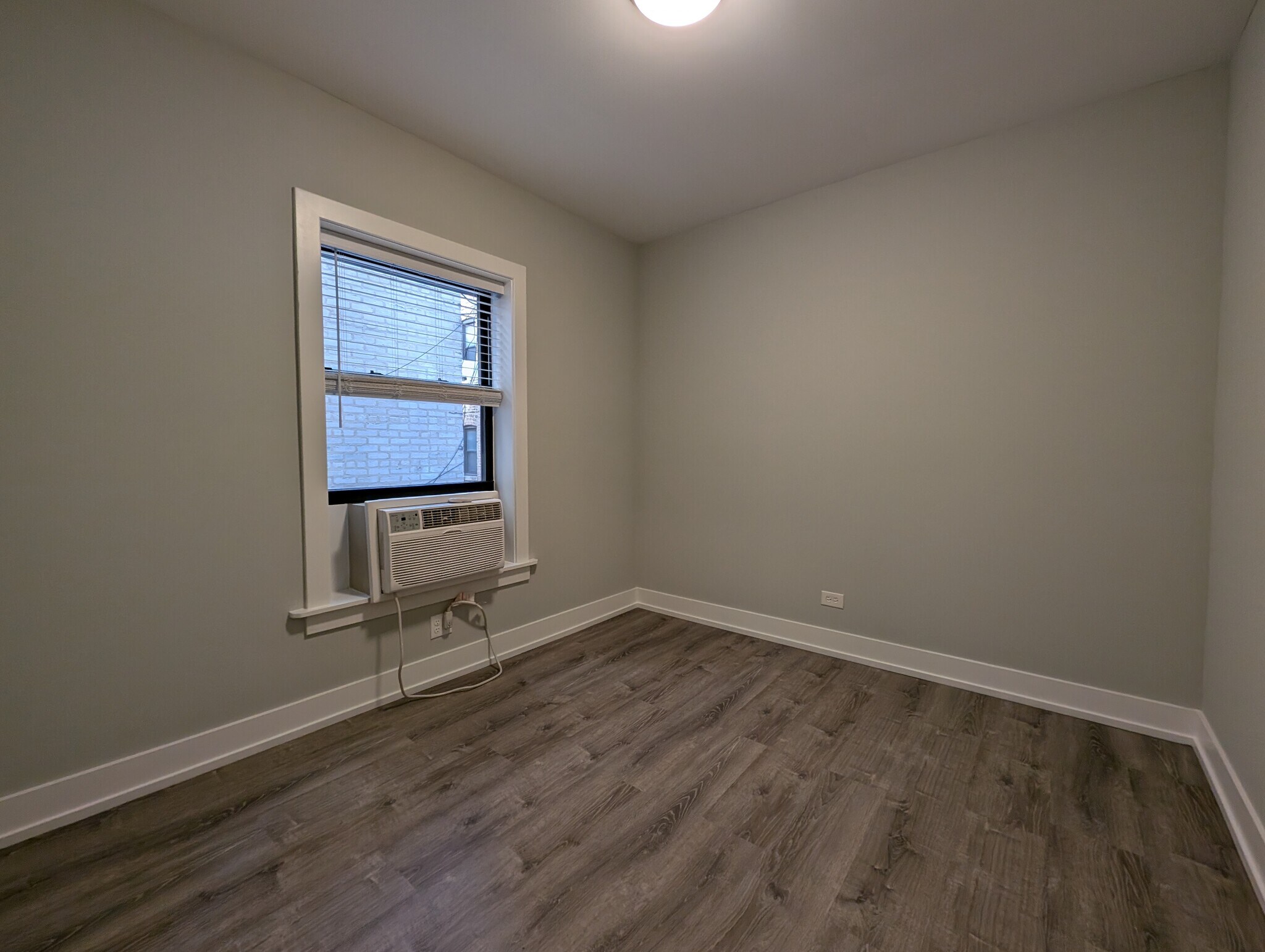 Building Photo - 711 W Brompton Ave