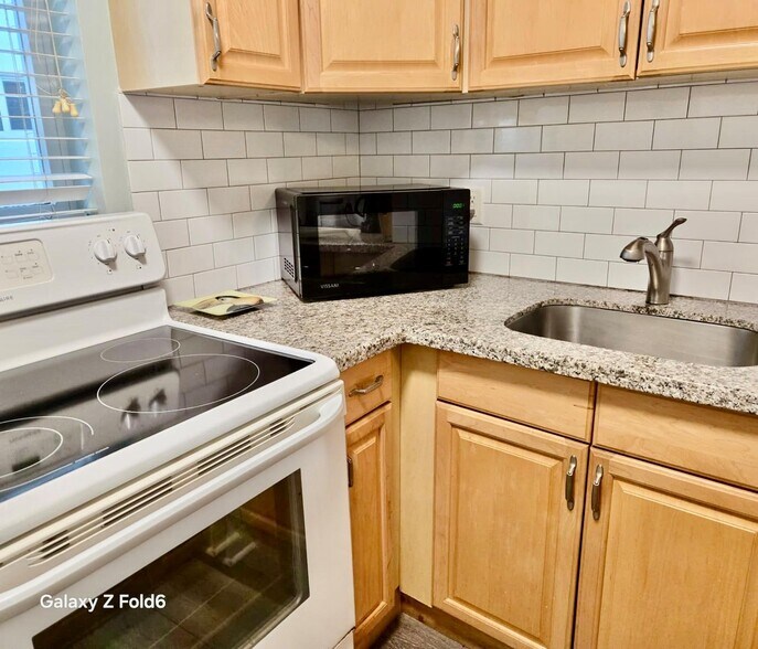 Building Photo - 3225 NE 16th St