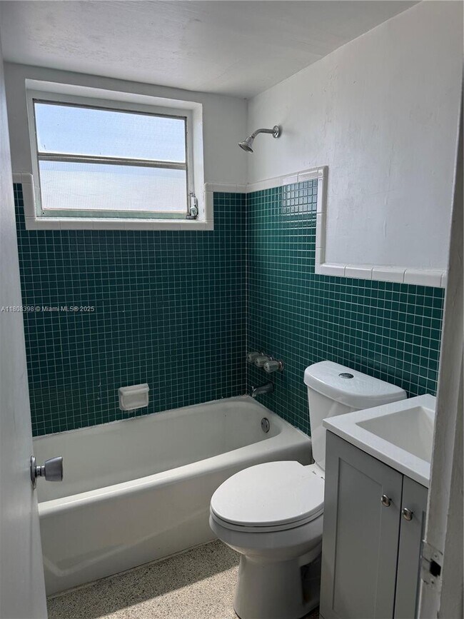 Building Photo - 519 SW 27th Ave