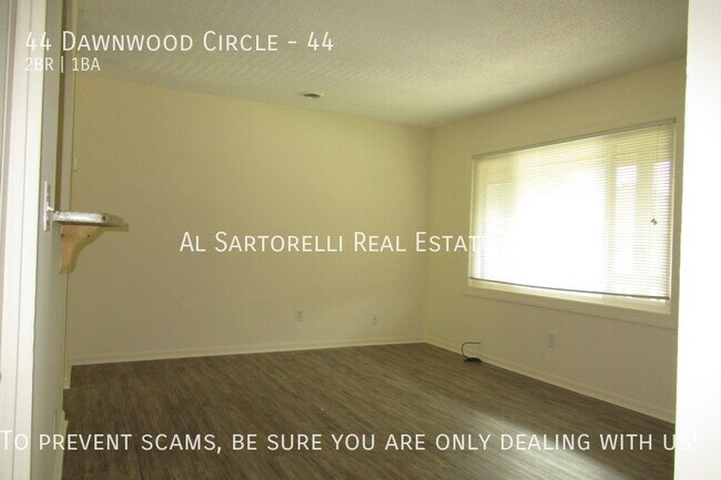 Building Photo - Pet Friendly Condo close to town and ready...