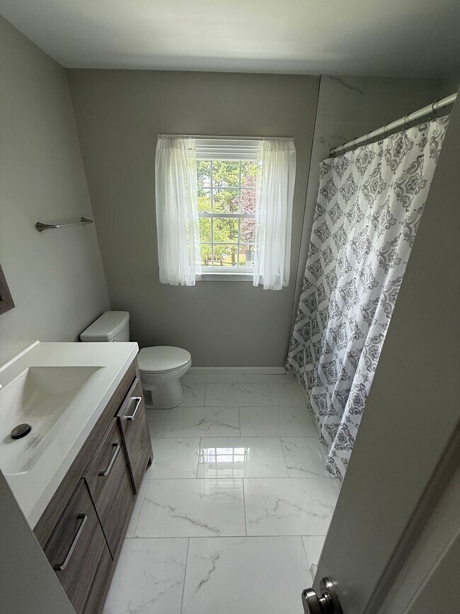 Building Photo - Gorgeous 5 Bed 3.5 Bath Single Family Home...