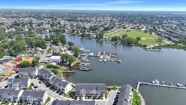 Building Photo - Stunning Townhome with Water Views!