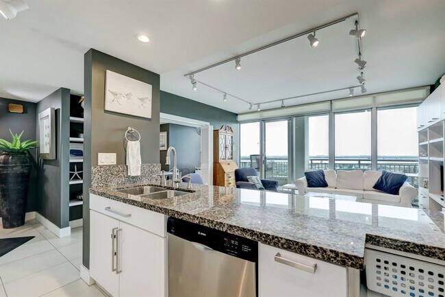 Building Photo - 801 E Beach Dr