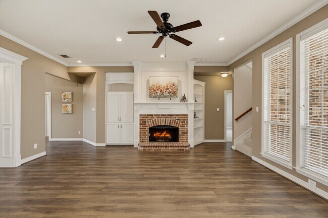 Building Photo - Perfect blend of comfort, style, and convenience.