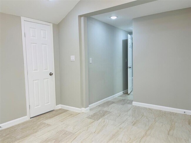 Building Photo - 506 N Hackberry St