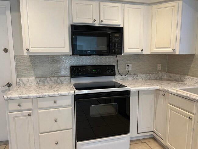 Building Photo - 540 S Manor Dr