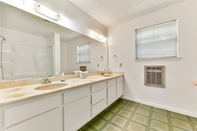Building Photo - 3405 E Circle Dr