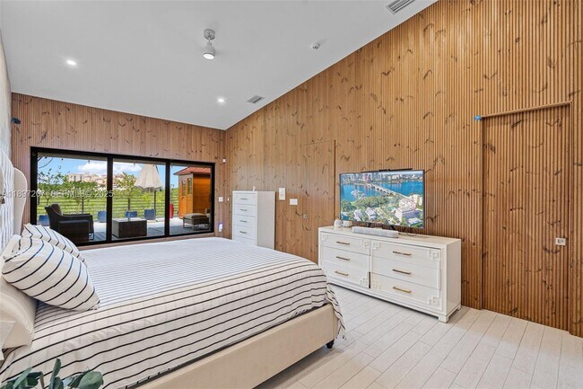 Building Photo - 6124 Paradise Point Dr