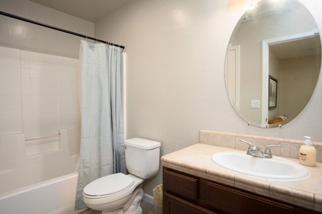 Building Photo - Full Furnished Short or Long-term rental i...