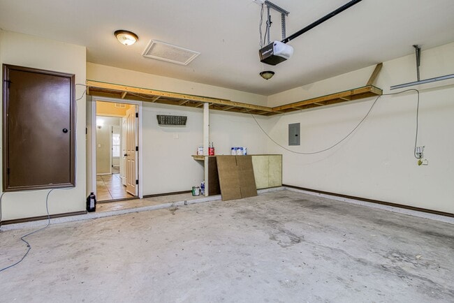 Building Photo - Beautiful East side House 3 bed-2.5 baths in front of Park