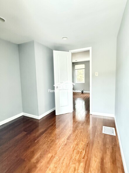 Building Photo - 519 S Port St