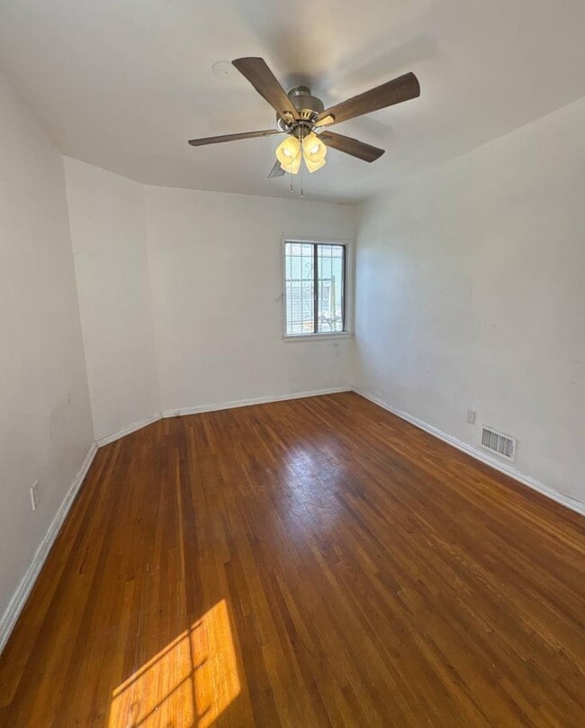 Building Photo - 3.0 bedroom in Los Angeles California 90036