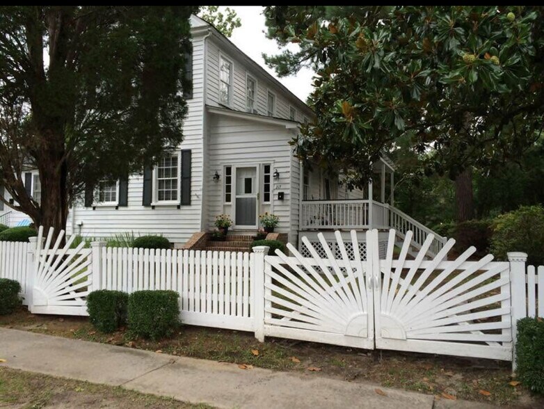 Building Photo - 217 E Richardson Ave