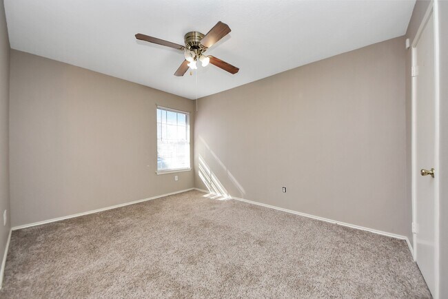 Building Photo - 403 Willow W Dr