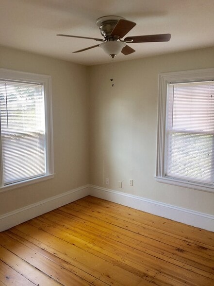 Bright/Sunny Master Bedroom - 214 Spring St