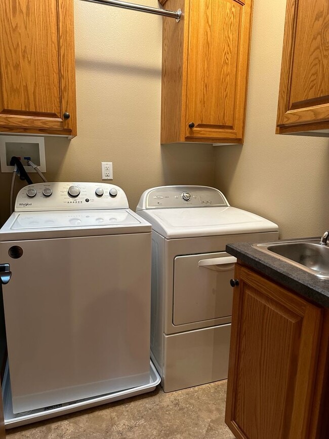 Building Photo - 4 Bedroom Townhome