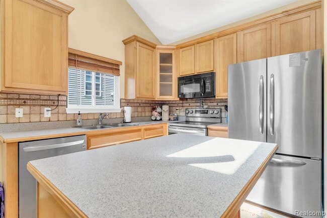 Building Photo - 42682 Park Cresent Dr