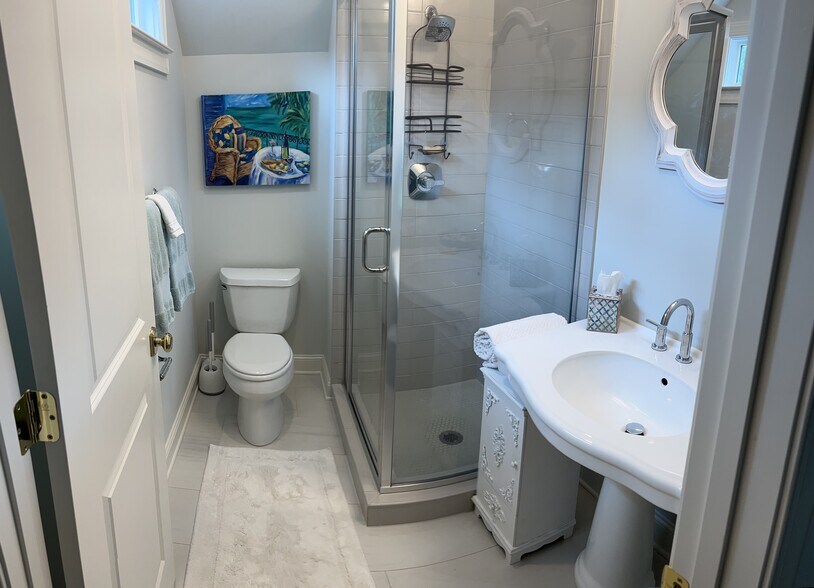 Sparkling Bathroom - 332 Lamont Dr