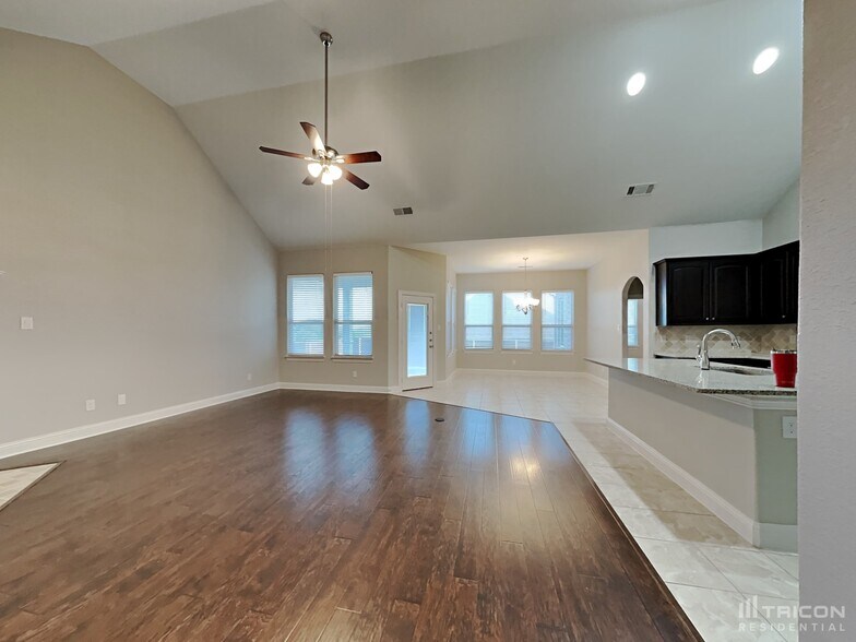 Building Photo - 11344 Live Oak Creek Dr