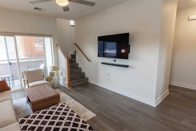 Building Photo - 2827 Manor Rd