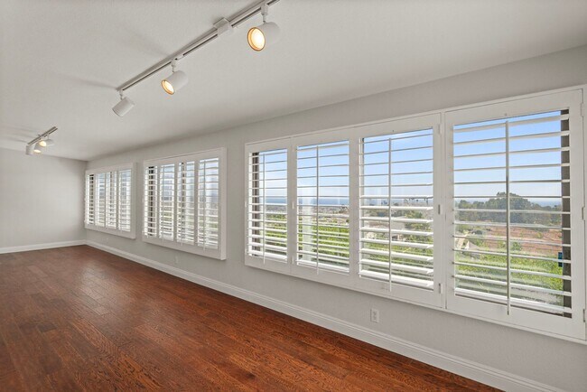 Building Photo - Stunning *VIEW* home for rent in desirable...