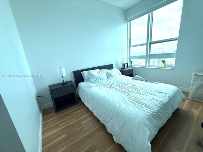 Building Photo - 950 Brickell Bay Dr