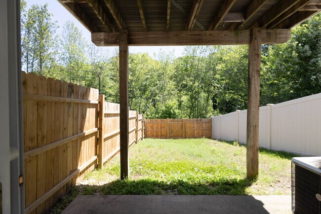 Building Photo - Lovely Townhome in Stone River