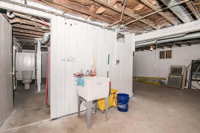 Building Photo - Updated 4-Bed Single Family Home with Clas...