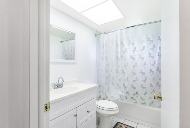 Building Photo - 504 SE 6th Ter