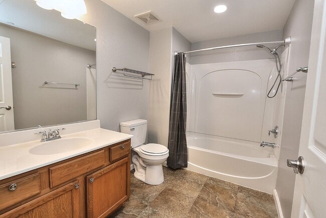 Building Photo - Beautiful Condo in Gated Community for Rent!