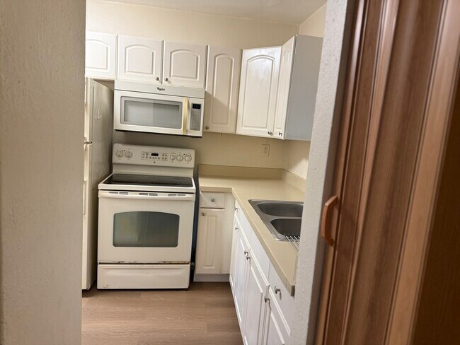 Building Photo - 1020 Queen St N