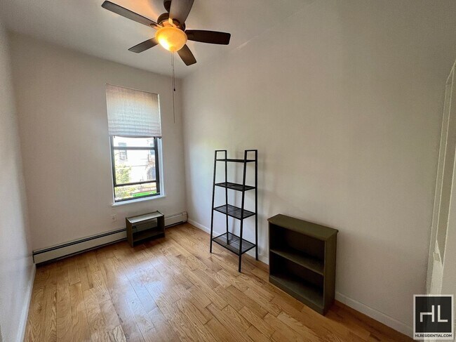 Building Photo - Massive 3.5BR 1BA 1300sft Top Floor Conver...