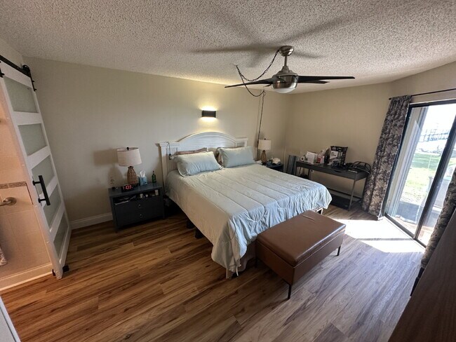 Building Photo - DIRECT RIVER CONDO