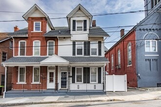 Building Photo - SIX BEDROOM Updated Half Twin