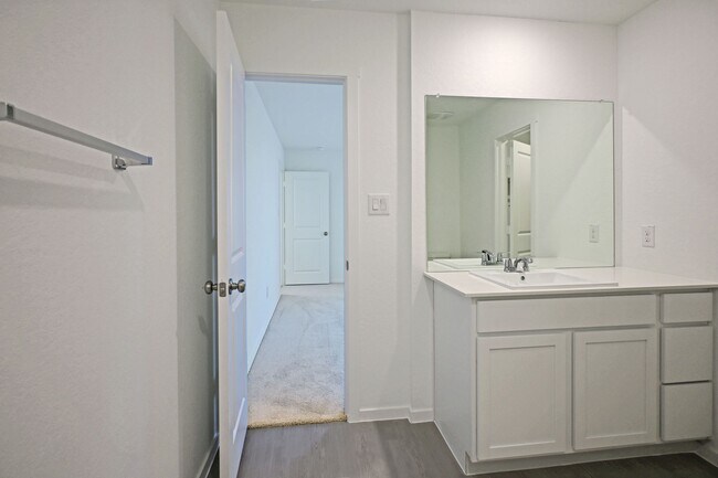 Building Photo - 2407 Shady Grv