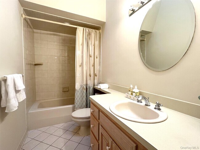 Building Photo - 25 Squires Ave