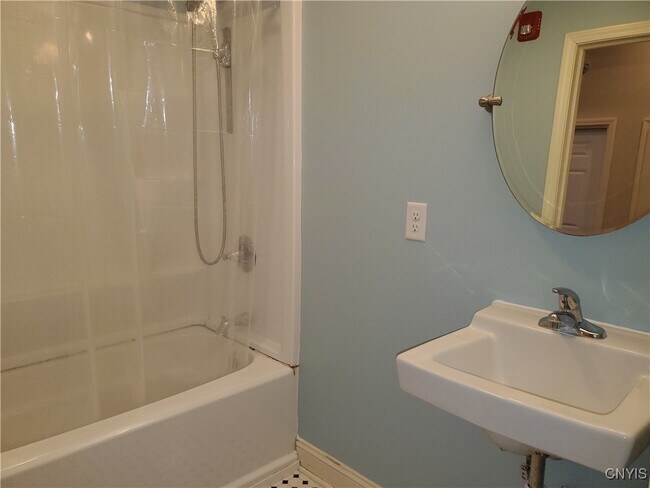 Building Photo - 813 S Salina St