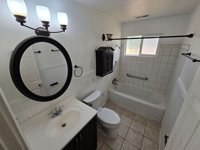 Building Photo - West-Flagstaff 4bd/2ba House Near NAU & CCC -Students & Pets OK!! Avail. July 10th!