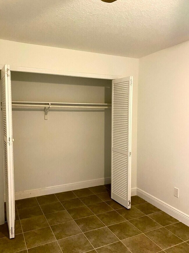 Building Photo - Southern Oaks 2 / 2 with Office & Sun Room