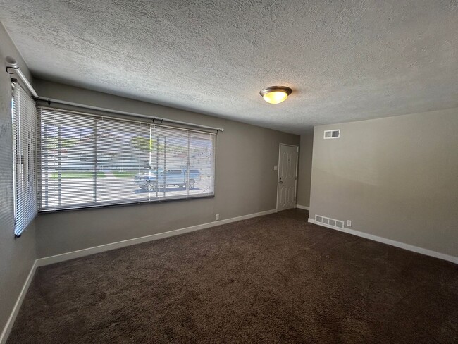 Building Photo - 3 Bedroom 1.75 Bathrooms House in Springvi...